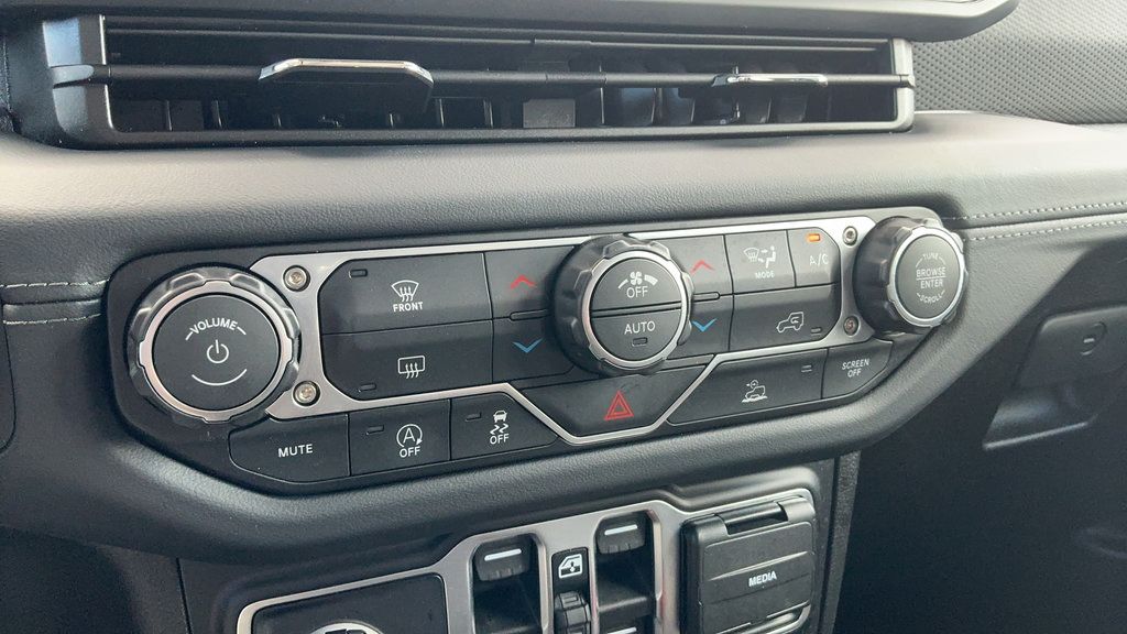 Used 2026 Jeep Gladiator Mojave AWD/4WD image 16