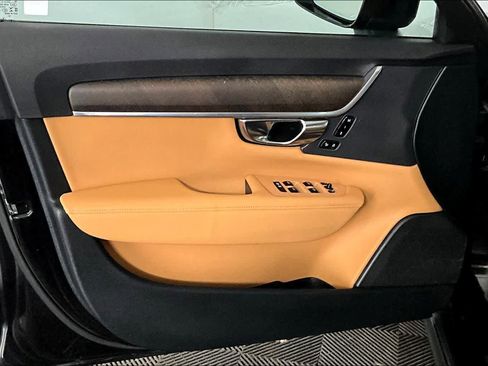 Used 2020 Volvo V90 T6 Cross Country image 22