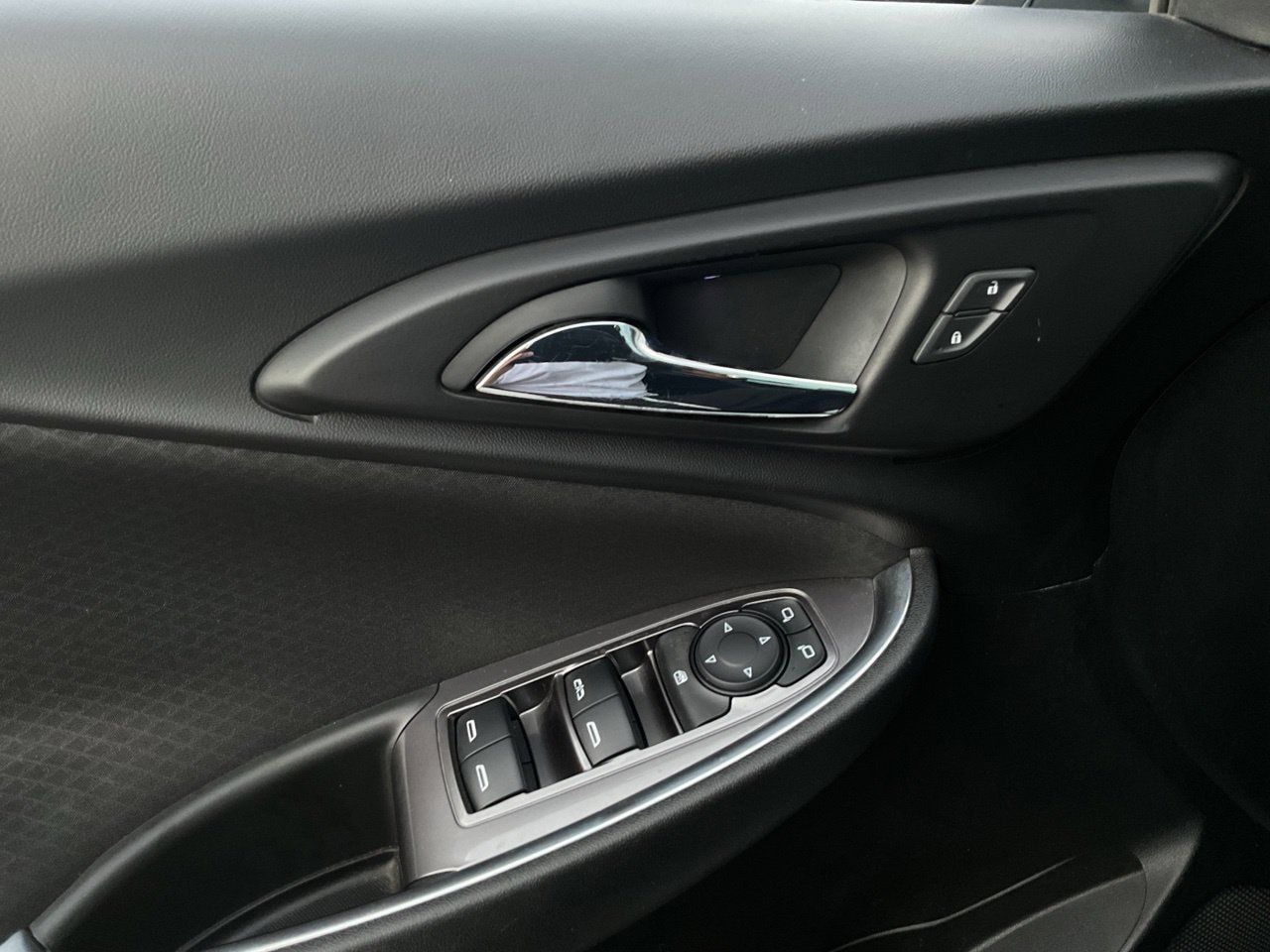 Used 2018 Chevrolet Malibu LT FWD image 19
