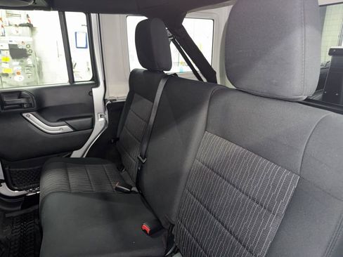 Used 2012 Jeep Wrangler Unlimited Sahara image 46