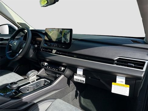 New 2025 Mitsubishi Outlander SE image 32