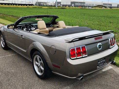 Used 2005 Ford Mustang GT RWD image 3