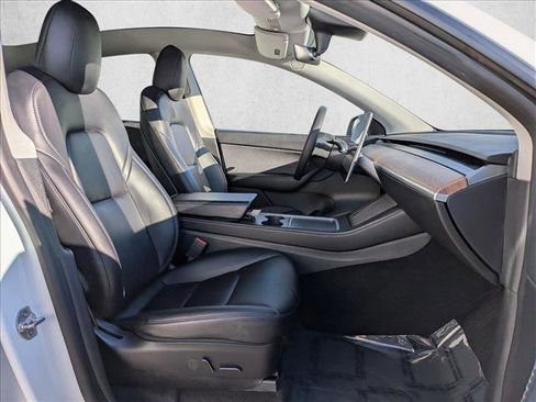 Used 2022 Tesla Model Y Long Range image 24