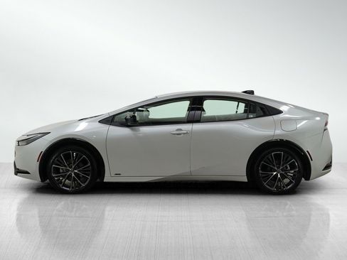 Used 2025 Toyota Prius XLE image 2