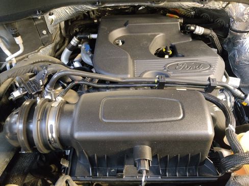 Used 2020 Ford Explorer XLT w/ Equipment Group 202A AWD/4WD image 30