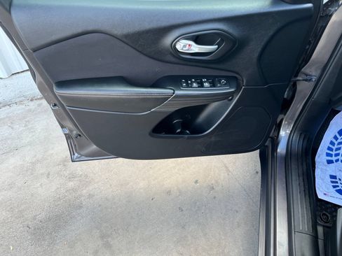 Used 2016 Jeep Cherokee Latitude w/ Cold Weather Group AWD/4WD image 11