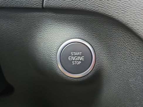 Used 2025 Volvo XC40 B5 Core image 19