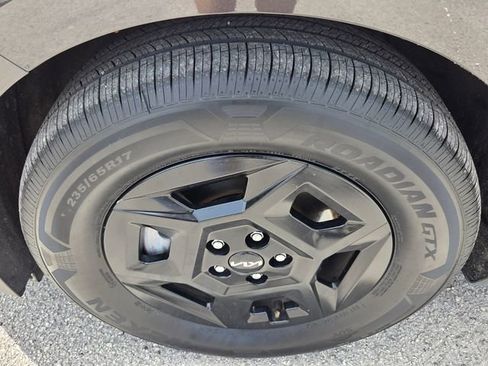 Used 2025 Kia Carnival FWD image 9