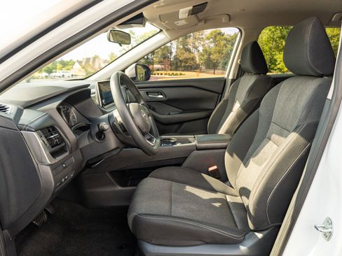 Used 2024 Nissan Rogue SV FWD image 11