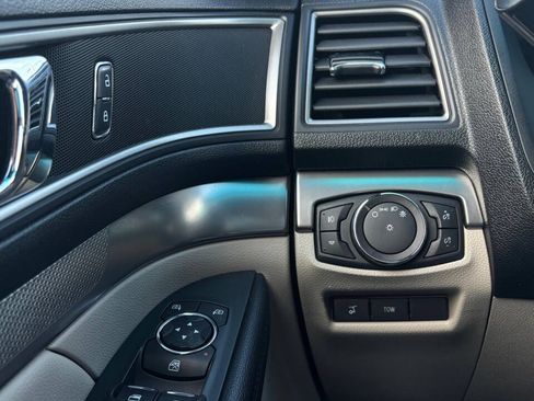 Used 2018 Ford Explorer XLT w/ Equipment Group 202A AWD/4WD image 26