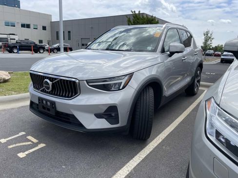Used 2023 Volvo XC40 B5 Plus w/ Driver Assist Package AWD/4WD image 2