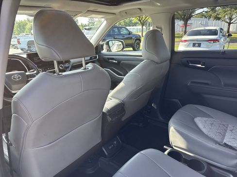 Used 2023 Toyota Highlander Bronze Edition image 26