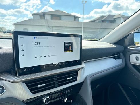 Used 2025 Ford Explorer Active image 23