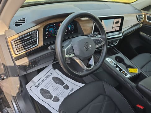 Used 2024 Volkswagen Atlas SE image 17