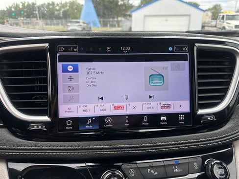 Used 2024 Chrysler Pacifica Limited FWD image 12