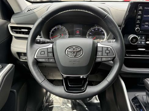 Used 2020 Toyota Highlander LE FWD image 17