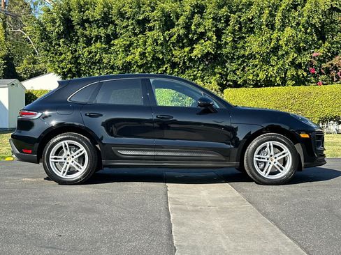 Certified 2025 Porsche Macan AWD/4WD image 9