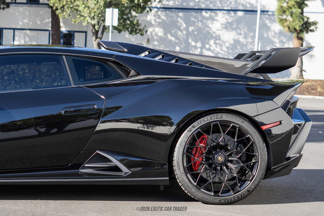 Used 2021 Lamborghini Huracan STO RWD image 4