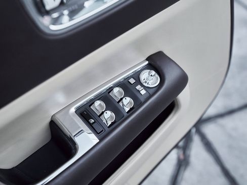 Used 2017 Rolls-Royce Dawn image 31