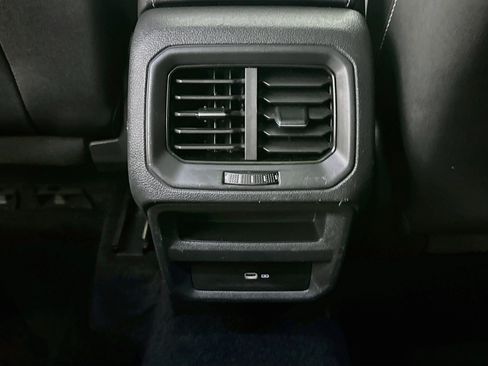 Used 2022 Volkswagen Taos SE w/ Panoramic Sunroof Package FWD image 29