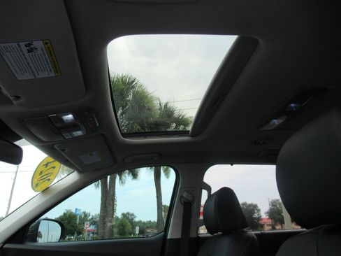 Used 2024 Kia Telluride EX w/ EX Captain's Chair Package FWD image 17