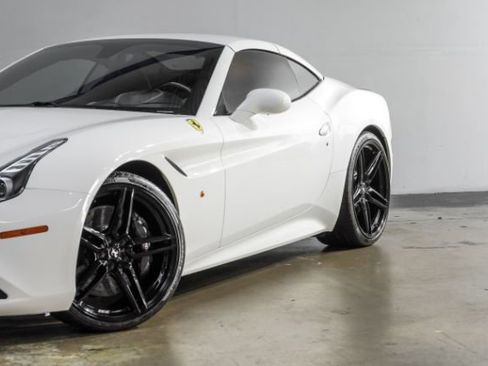 Used 2015 Ferrari California T image 9
