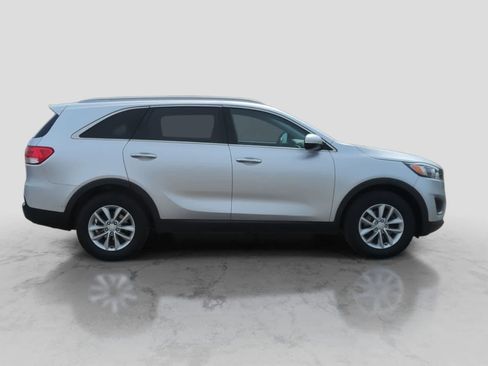 Used 2017 Kia Sorento FWD image 7