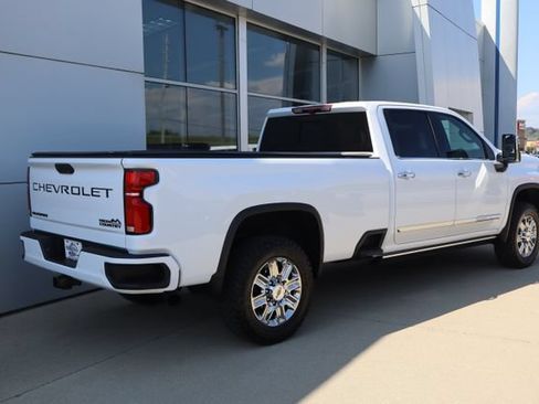 Used 2026 Chevrolet Silverado 2500 High Country w/ High Country Premium Package AWD/4WD image 3