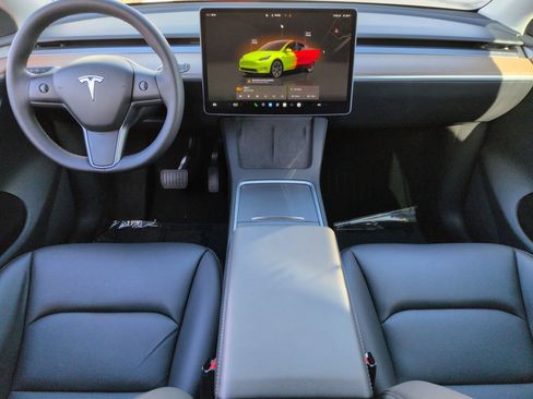 Used 2024 Tesla Model Y 2WD image 29