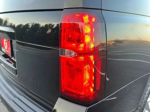 Used 2018 Chevrolet Suburban LT w/ Luxury Package image 36