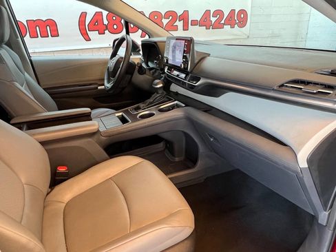 Used 2023 Toyota Sienna XLE image 6