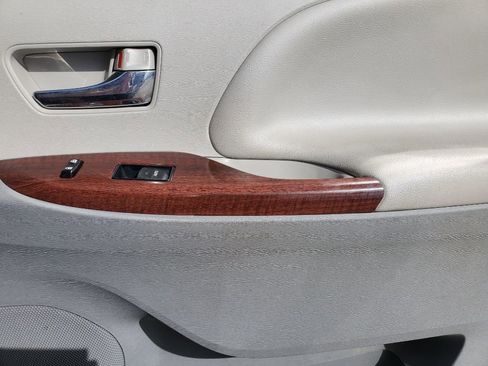 Used 2012 Toyota Sienna XLE image 39