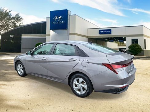 Certified 2021 Hyundai Elantra SE image 3