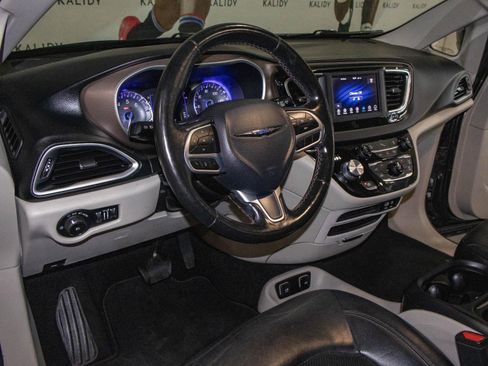 Used 2019 Chrysler Pacifica Touring-L image 5