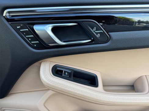 Used 2023 Porsche Macan image 18