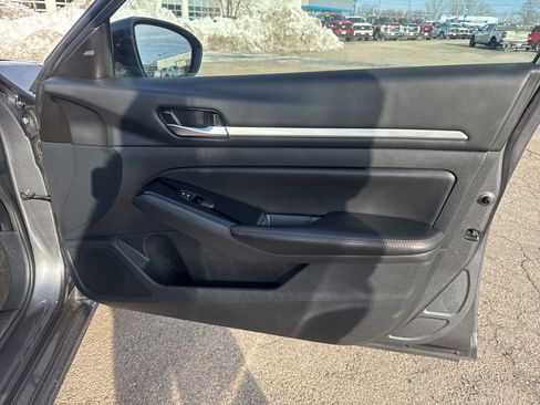 Used 2024 Nissan Altima 2.5 SR FWD image 34