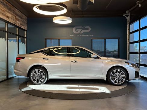 Used 2024 Nissan Altima 2.5 SL AWD/4WD image 2