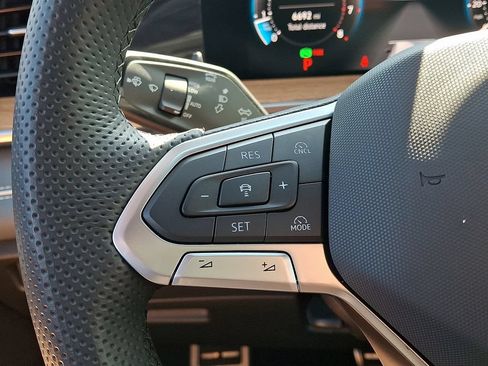 Used 2025 Volkswagen Tiguan SEL R-Line AWD/4WD image 21
