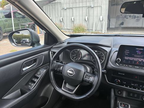 Used 2025 Nissan Rogue SV FWD image 36