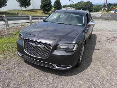 Used 2019 Chrysler 300 Limited AWD/4WD image 2