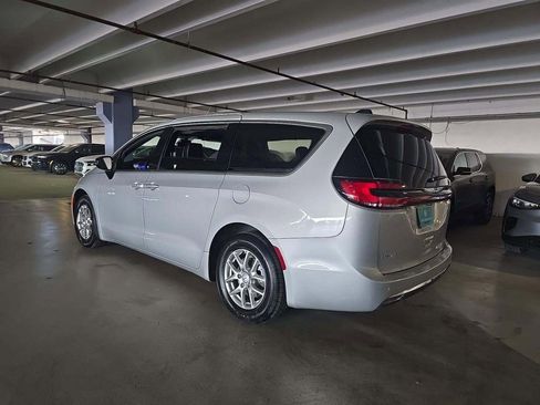 Used 2026 Chrysler Pacifica Select image 4