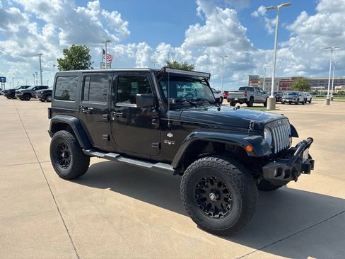Used 2016 Jeep Wrangler Unlimited Sahara w/ Connectivity Group AWD/4WD image 4