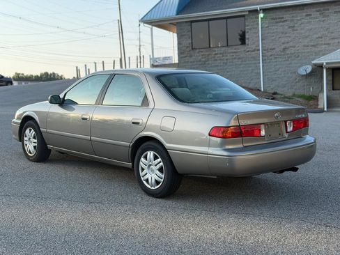 Used 2001 Toyota Camry LE FWD image 3