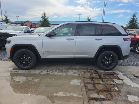 New 2026 Jeep Grand Cherokee Altitude AWD/4WD image 9