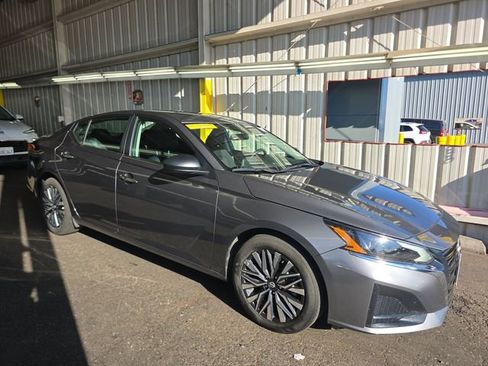 Used 2025 Nissan Altima 2.5 SV image 2