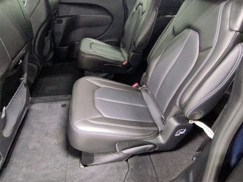 Certified 2023 Chrysler Pacifica Touring-L w/ S Appearance Package image 20