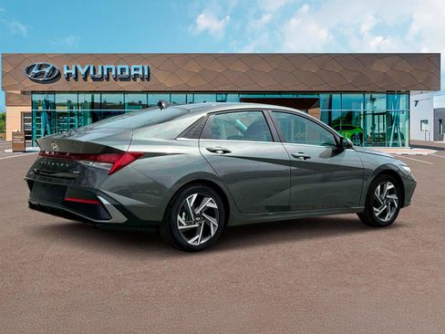 Used 2025 Hyundai Elantra Limited FWD image 8