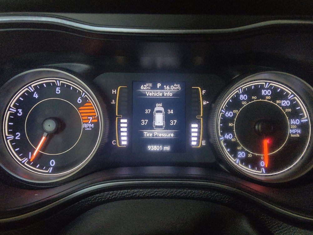 Used 2019 Jeep Cherokee Latitude Plus FWD image 23