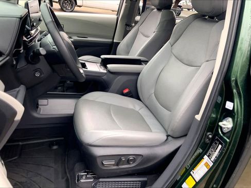 Used 2024 Toyota Sienna Limited image 7