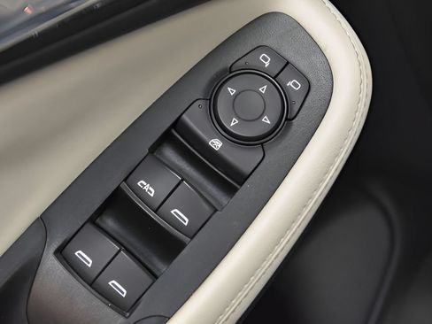 Used 2023 Buick Encore GX Preferred w/ Cold Weather Comfort Package FWD image 17